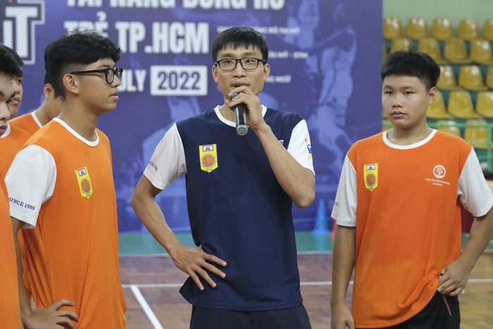 Huỳnh Thị Ngoan chơi bóng cùng thí sinh TIS TRY OUT 2022, Tú &quot;Kobi&quot; tiết lộ bí quyết cao lớn - Ảnh 8.