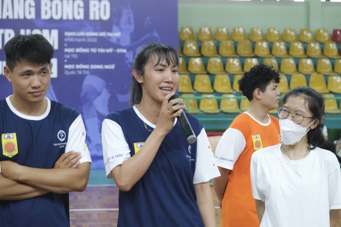 Huỳnh Thị Ngoan chơi bóng cùng thí sinh TIS TRY OUT 2022, Tú &quot;Kobi&quot; tiết lộ bí quyết cao lớn - Ảnh 7.