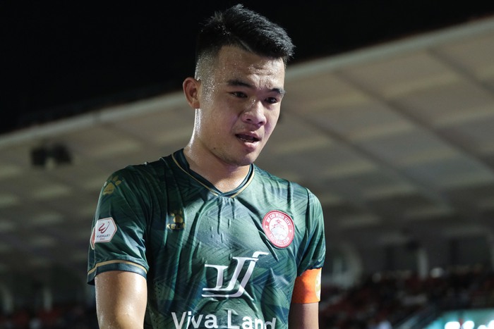 Rimario từ chối lời động viên của đồng đội, sút bảng quảng cáo sau trận thua CLB TP. Hồ Chí Minh - Ảnh 8.