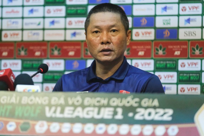 HLV Chu Đình Nghiêm phàn nàn học trò không tôn trọng đối thủ sau trận thua CLB TP. HCM - Ảnh 1.