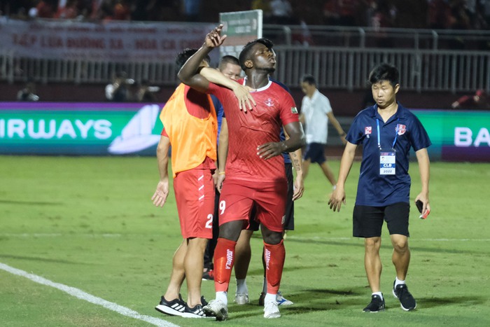 Rimario từ chối lời động viên của đồng đội, sút bảng quảng cáo sau trận thua CLB TP. Hồ Chí Minh - Ảnh 1.