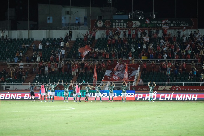 Rimario từ chối lời động viên của đồng đội, sút bảng quảng cáo sau trận thua CLB TP. Hồ Chí Minh - Ảnh 12.