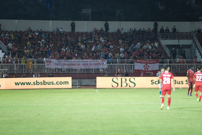 Rimario từ chối lời động viên của đồng đội, sút bảng quảng cáo sau trận thua CLB TP. Hồ Chí Minh - Ảnh 11.