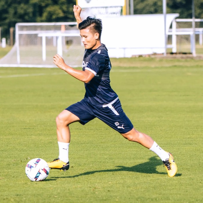 Quang Hải được đăng ký thi đấu chính thức tại Pau FC - Ảnh 1.
