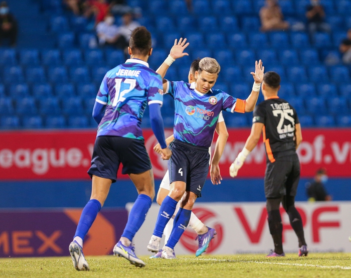 Hồ Tấn Tài từ chối ăn mừng khi ghi bàn vào lưới đội bóng cũ - Ảnh 1.