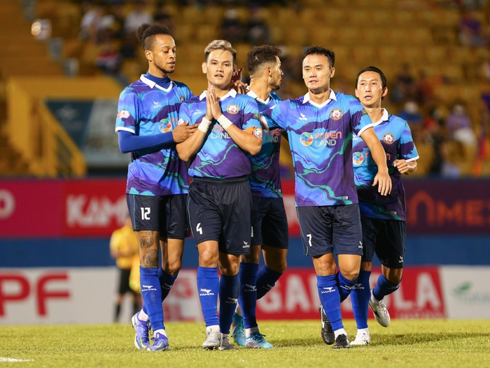 Hồ Tấn Tài từ chối ăn mừng khi ghi bàn vào lưới đội bóng cũ - Ảnh 3.
