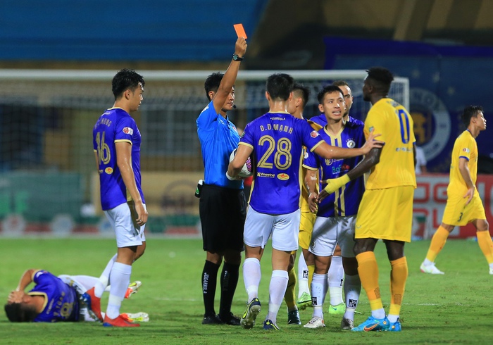 HLV SLNA sẽ khiếu nại thẻ đỏ và phạt đền ở trận thua Hà Nội FC - Ảnh 1.