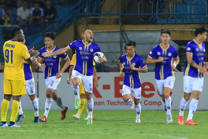 HLV SLNA sẽ khiếu nại thẻ đỏ và phạt đền ở trận thua Hà Nội FC - Ảnh 2.