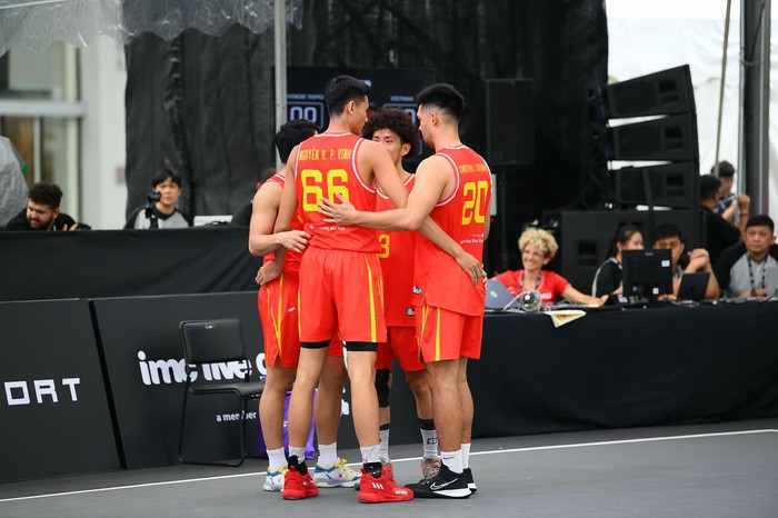 Thắng nghẹt thở Thái Lan, đội tuyển bóng rổ Việt Nam nuôi hy vọng đi tiếp ở FIBA 3x3 Asia Cup 2022 - Ảnh 3.