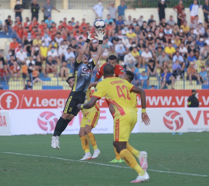 HLV Petrovic nhiều lần nổi nóng trong trận đấu CLB Thanh Hóa cầm hòa Nam Định - Ảnh 8.