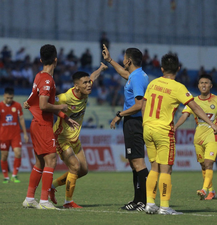 HLV Petrovic nhiều lần nổi nóng trong trận đấu CLB Thanh Hóa cầm hòa Nam Định - Ảnh 4.