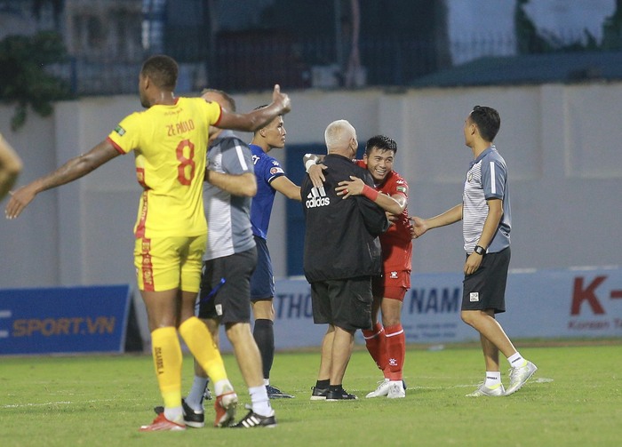 HLV Petrovic nhiều lần nổi nóng trong trận đấu CLB Thanh Hóa cầm hòa Nam Định - Ảnh 3.