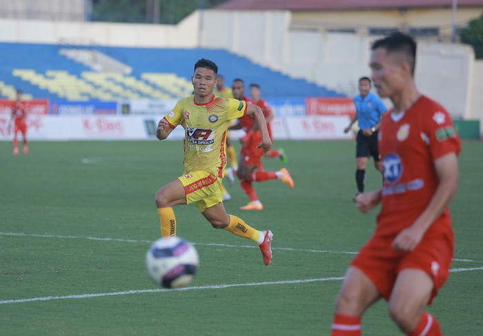 HLV Petrovic nhiều lần nổi nóng trong trận đấu CLB Thanh Hóa cầm hòa Nam Định - Ảnh 10.