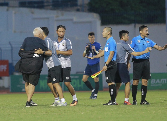 HLV Petrovic nhiều lần nổi nóng trong trận đấu CLB Thanh Hóa cầm hòa Nam Định - Ảnh 2.