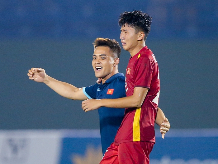 Tuyển thủ U23 chấn thương được đồng đội U19 Việt Nam dìu lên nhận thưởng - Ảnh 10.