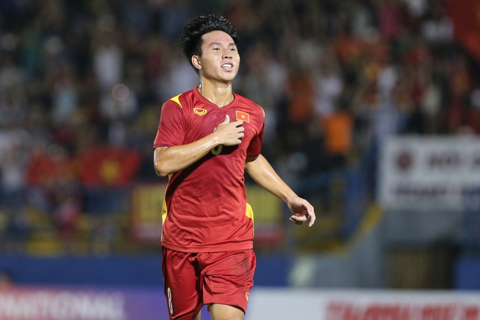 Tuyển thủ U23 chấn thương được đồng đội U19 Việt Nam dìu lên nhận thưởng - Ảnh 4.