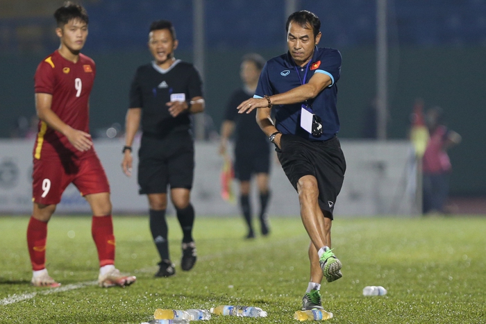 Tuyển thủ U23 chấn thương được đồng đội U19 Việt Nam dìu lên nhận thưởng - Ảnh 7.