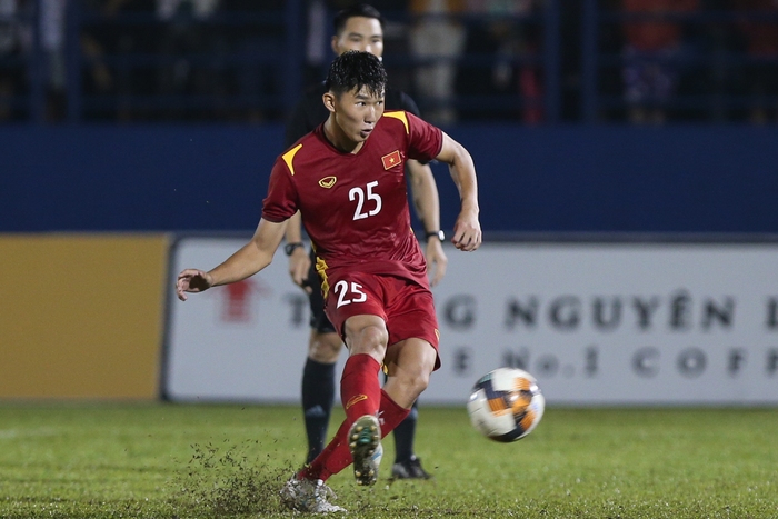Tuyển thủ U23 chấn thương được đồng đội U19 Việt Nam dìu lên nhận thưởng - Ảnh 9.