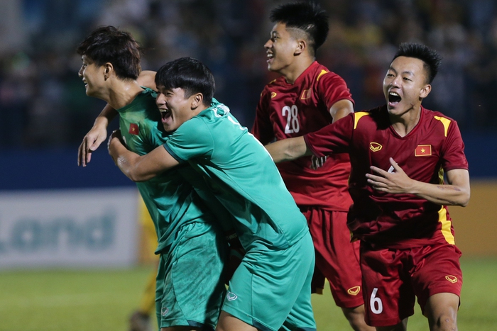 Tuyển thủ U23 chấn thương được đồng đội U19 Việt Nam dìu lên nhận thưởng - Ảnh 11.