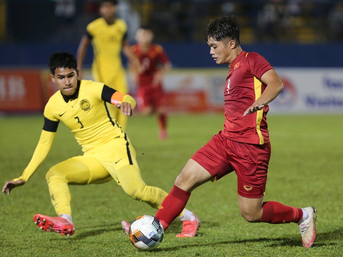 Tuyển thủ U23 chấn thương được đồng đội U19 Việt Nam dìu lên nhận thưởng - Ảnh 5.
