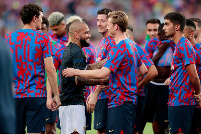 Đội nhà thua 0-6, &quot;Vua danh hiệu&quot; vẫn được đối thủ Barcelona tri ân đặc biệt - Ảnh 4.