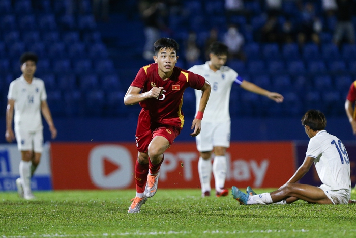 Người hâm mộ dầm mưa chứng kiến U19 Việt Nam nối dài chuỗi bất bại trước Thái Lan - Ảnh 5.