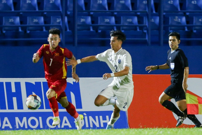 Người hâm mộ dầm mưa chứng kiến U19 Việt Nam nối dài chuỗi bất bại trước Thái Lan - Ảnh 10.