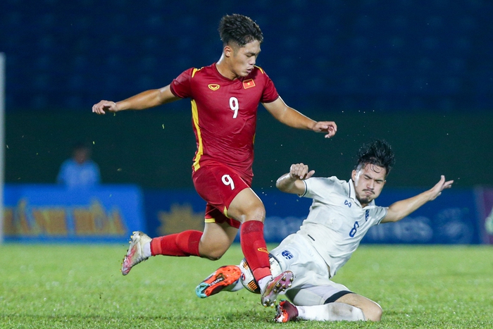 Người hâm mộ dầm mưa chứng kiến U19 Việt Nam nối dài chuỗi bất bại trước Thái Lan - Ảnh 9.