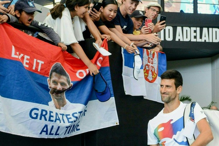 Djokovic rạng rỡ trở lại Australia sau 1 năm bị trục xuất - Ảnh 2.