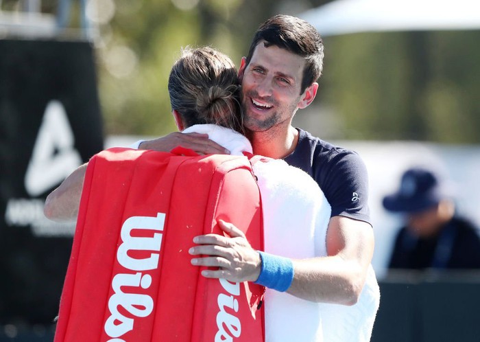 Djokovic rạng rỡ trở lại Australia sau 1 năm bị trục xuất - Ảnh 4.