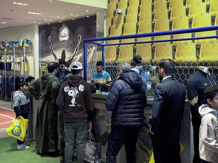 Fan xếp hàng chờ mua áo đấu của Ronaldo - Ảnh 6.