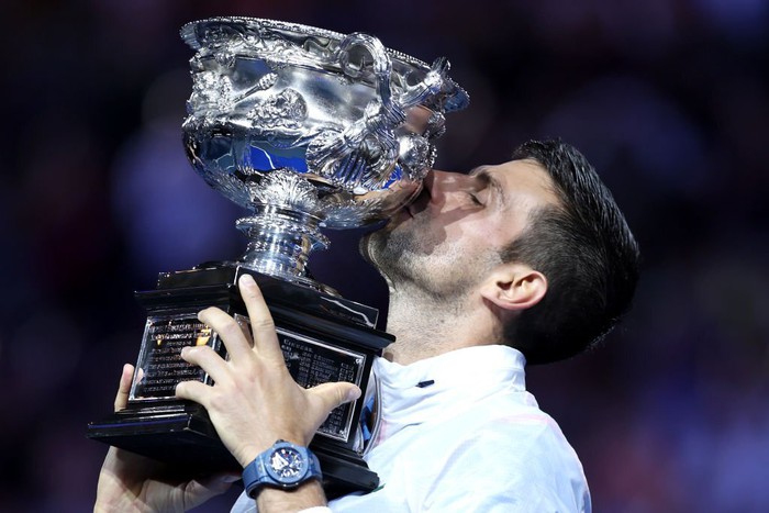 Djokovic vô địch Australian Open, cân bằng kỷ lục Grand Slam với Nadal - Ảnh 1.