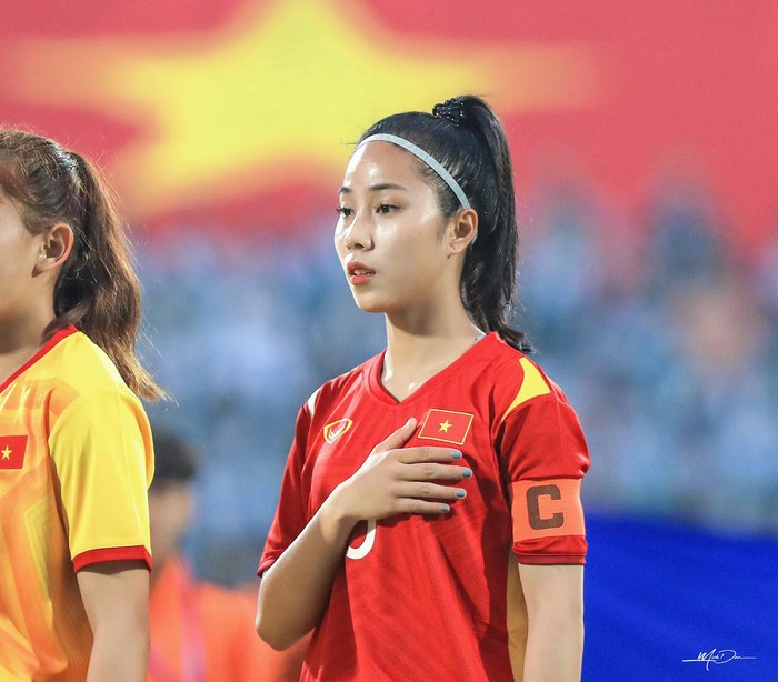 Đội trưởng U20 nữ Việt Nam: Mạnh mẽ trên sân, xinh đẹp, dịu dàng ở ngoài đời - Ảnh 1.