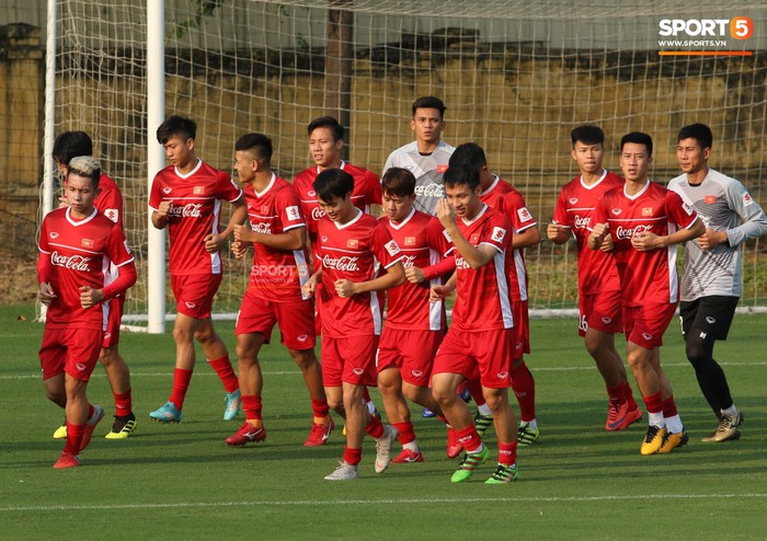 Đức Huy bị đau mắt đỏ, các cầu thủ Hà Nội tập riêng trong ngày lên tập trung đội tuyển  - Ảnh 6.
