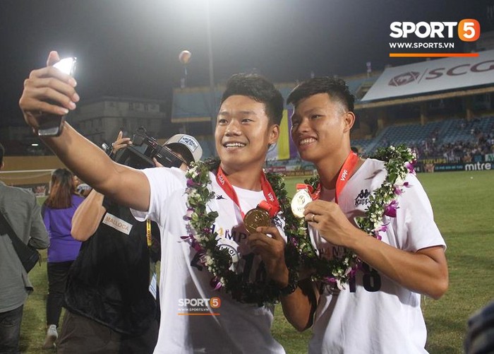 CLB Hà Nội ăn mừng đầy cảm xúc trong ngày nhận cúp vô địch V.League 2018 - Ảnh 3.