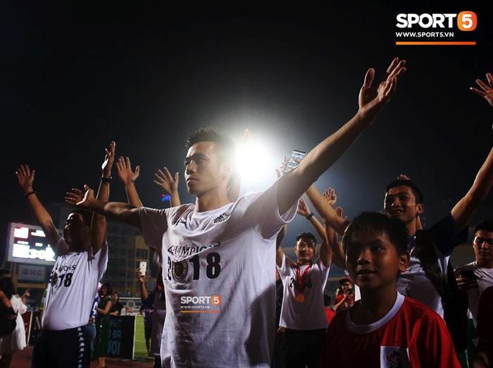 CLB Hà Nội ăn mừng đầy cảm xúc trong ngày nhận cúp vô địch V.League 2018 - Ảnh 4.