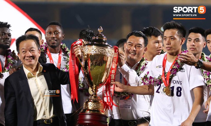 CLB Hà Nội ăn mừng đầy cảm xúc trong ngày nhận cúp vô địch V.League 2018 - Ảnh 6.