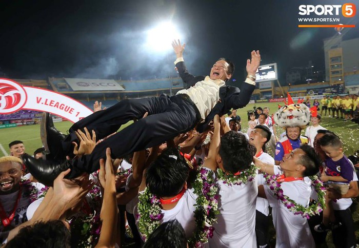 CLB Hà Nội ăn mừng đầy cảm xúc trong ngày nhận cúp vô địch V.League 2018 - Ảnh 7.