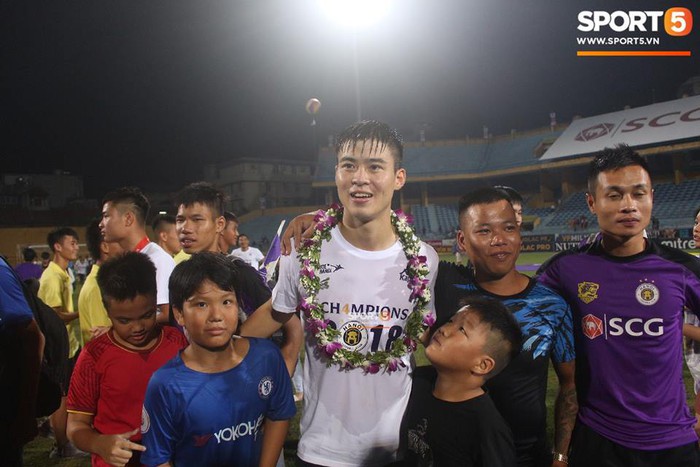 CLB Hà Nội ăn mừng đầy cảm xúc trong ngày nhận cúp vô địch V.League 2018 - Ảnh 8.