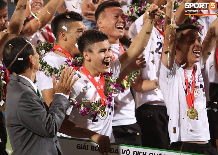 CLB Hà Nội ăn mừng đầy cảm xúc trong ngày nhận cúp vô địch V.League 2018 - Ảnh 2.