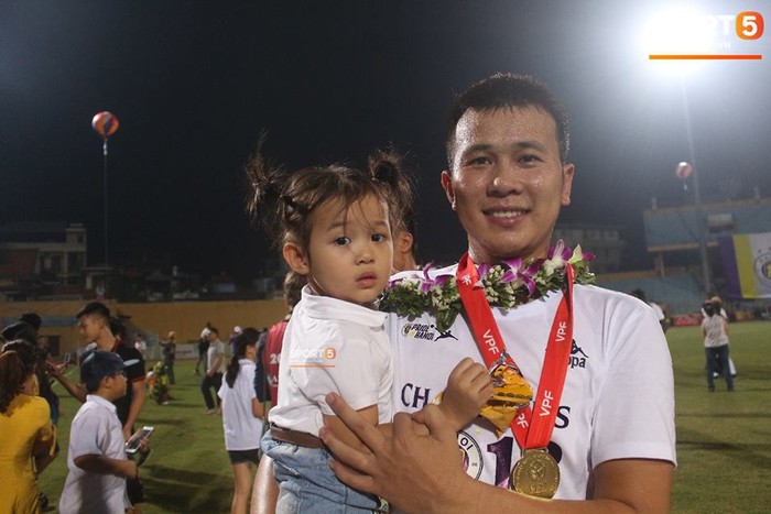 CLB Hà Nội ăn mừng đầy cảm xúc trong ngày nhận cúp vô địch V.League 2018 - Ảnh 11.