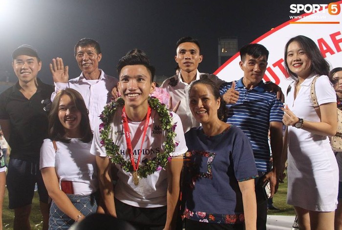CLB Hà Nội ăn mừng đầy cảm xúc trong ngày nhận cúp vô địch V.League 2018 - Ảnh 9.