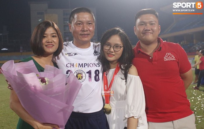 CLB Hà Nội ăn mừng đầy cảm xúc trong ngày nhận cúp vô địch V.League 2018 - Ảnh 13.