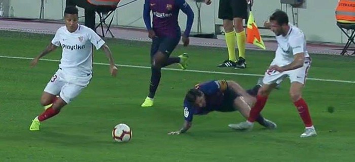 Messi gãy tay rùng rợn sau pha tiếp đất lỗi, băng bó ngay trên sân và chắc chắn vắng mặt ở trận Siêu kinh điển - Ảnh 2.