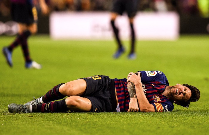 Messi gãy tay rùng rợn sau pha tiếp đất lỗi, băng bó ngay trên sân và chắc chắn vắng mặt ở trận Siêu kinh điển - Ảnh 3.
