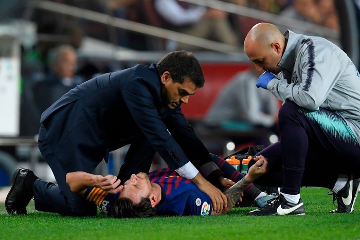 Messi gãy tay rùng rợn sau pha tiếp đất lỗi, băng bó ngay trên sân và chắc chắn vắng mặt ở trận Siêu kinh điển - Ảnh 5.