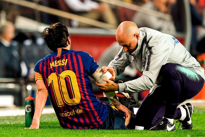 Messi gãy tay rùng rợn sau pha tiếp đất lỗi, băng bó ngay trên sân và chắc chắn vắng mặt ở trận Siêu kinh điển - Ảnh 6.