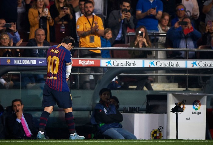 Messi gãy tay rùng rợn sau pha tiếp đất lỗi, băng bó ngay trên sân và chắc chắn vắng mặt ở trận Siêu kinh điển - Ảnh 9.