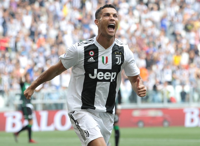 Mặc đồ lót đắm mình trong biển bong bóng, Ronaldo khiến các fan nhìn thôi cũng thấy ngạt thở - Ảnh 5.