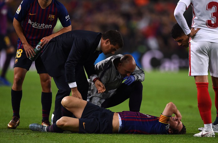 Messi băng bó, đi dạo phố với vợ đẹp sau khi bị gãy xương tay phải - Ảnh 1.